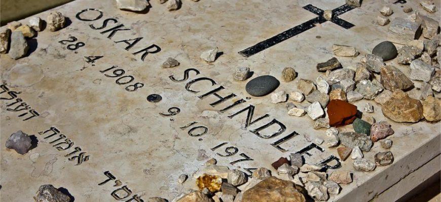 Зачем евреи кладут на могилу камни?